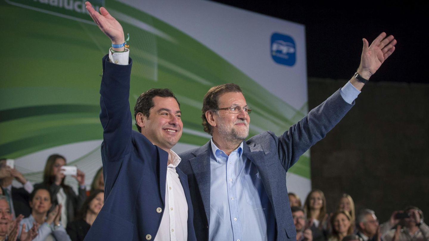 Juanma Moreno Bonilla y Mariano Rajoy en un acto en Andalucía. (Efe)