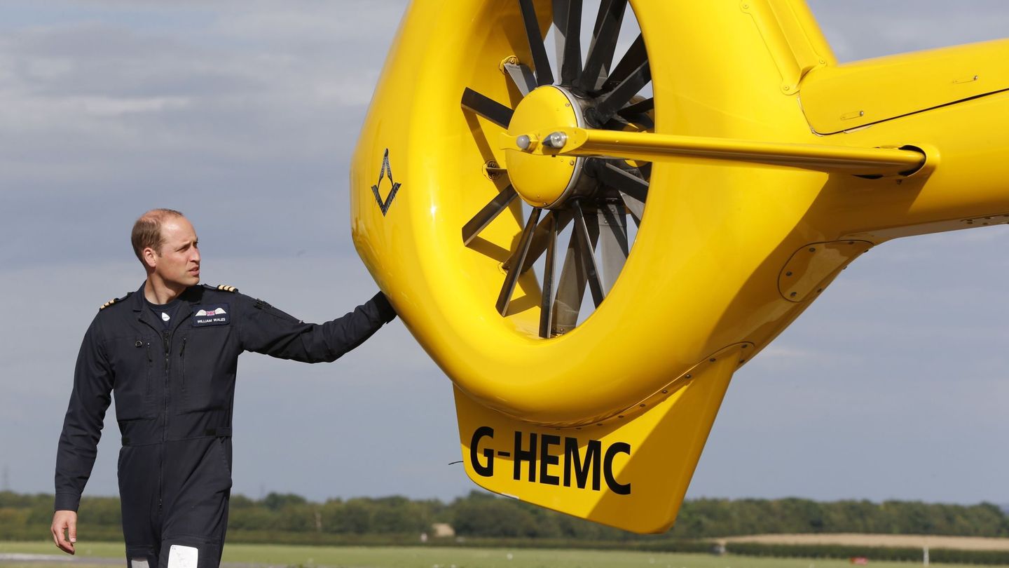 El duque de Cambridge, en su último turno como piloto de helicóptero con la East Anglian Air Ambulance en 2017. (EFE/Pool)