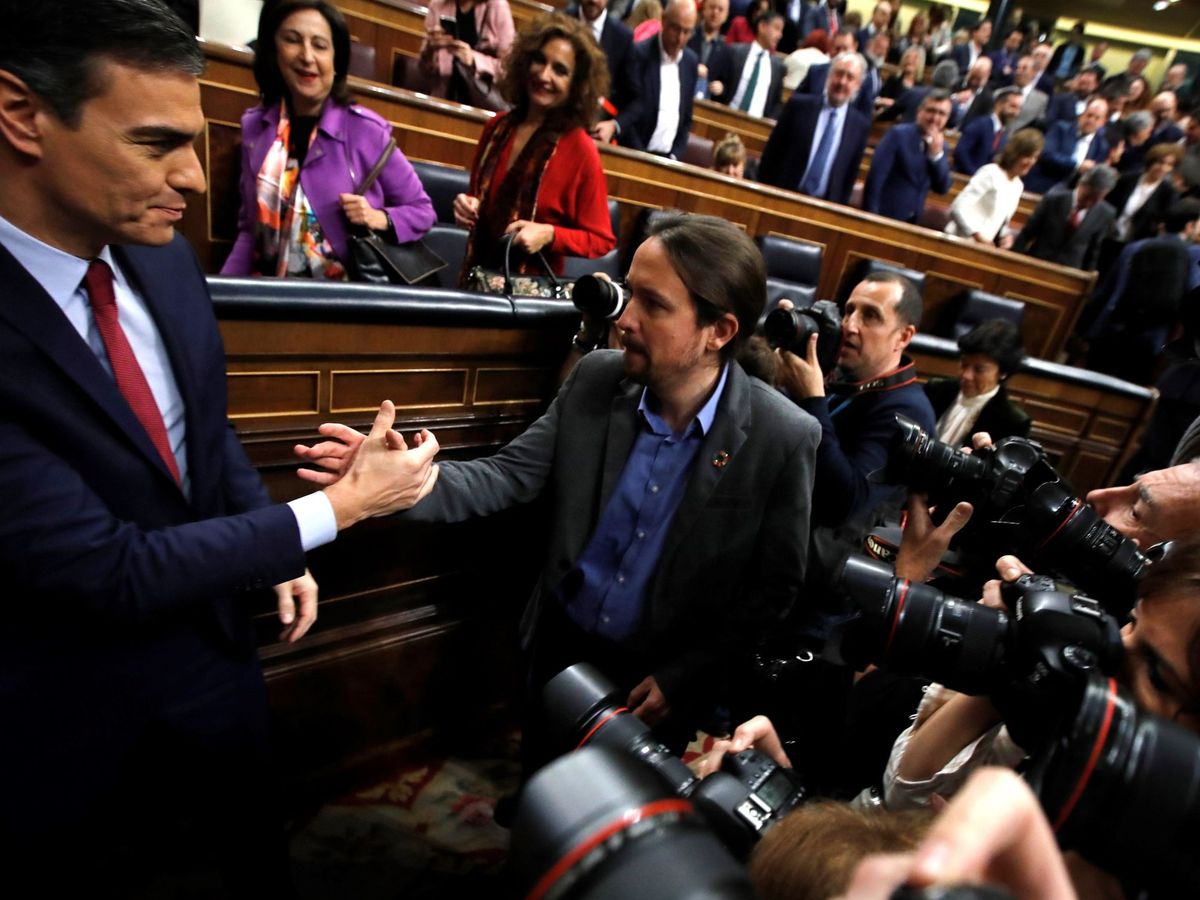Foto: Pablo Iglesias felicita a Pedro Sánchez tras ser investido presidente del Gobierno, este 7 de enero. (EFE)