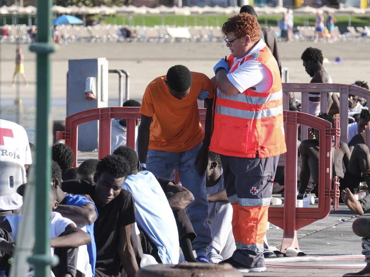 Foto: Migrantes atendidos tras su llegada en cayucos en una imagen de archivo. (EFE/Alberto Valdés)
