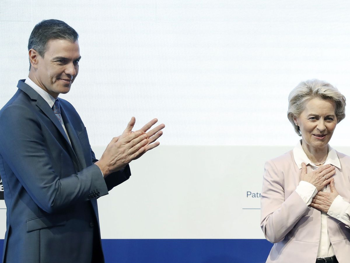 Foto: Ursula von der Leyen, presidenta de la Comisión Europea, junto a Pedro Sánchez. (EFE/Andreu Dalmau)