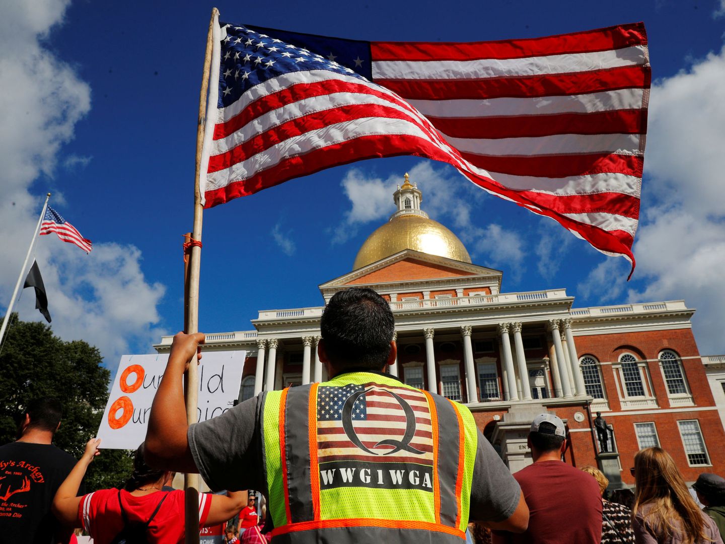 Un manifestante viste una camiseta con la Q de QAnon en una concentración republicana en Boston. (Reuters)
