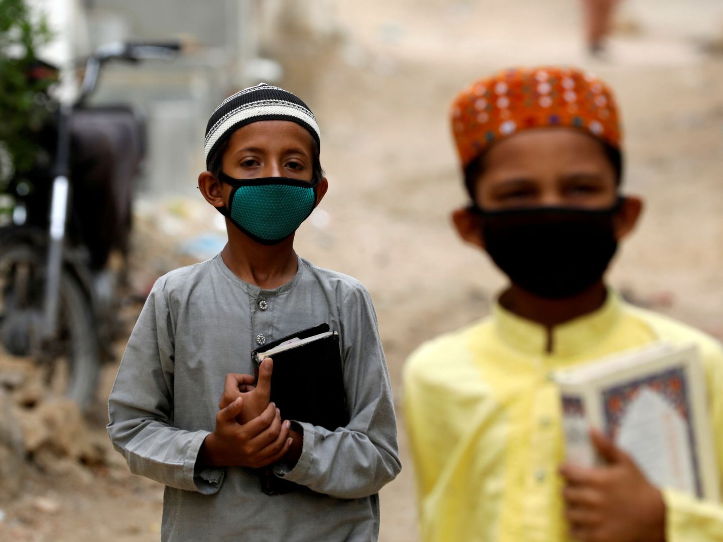 Unos niños que asisten a la madrasa en Karachi, Pakistán. (Reuters)