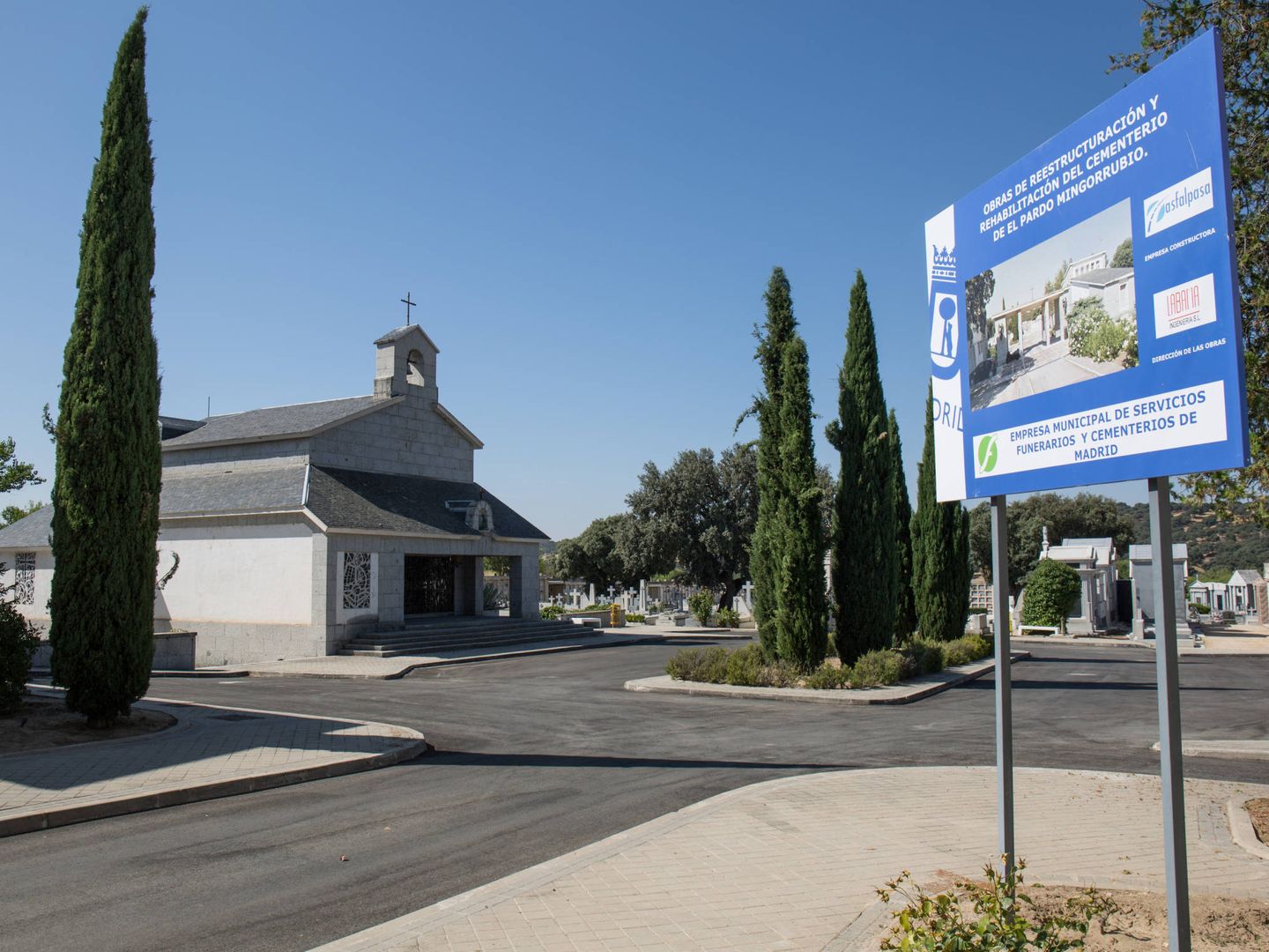 Vista del cementerio de Mingorrubio desde la entrada, con la capilla de los Franco a mano izquierda. (D. B.)