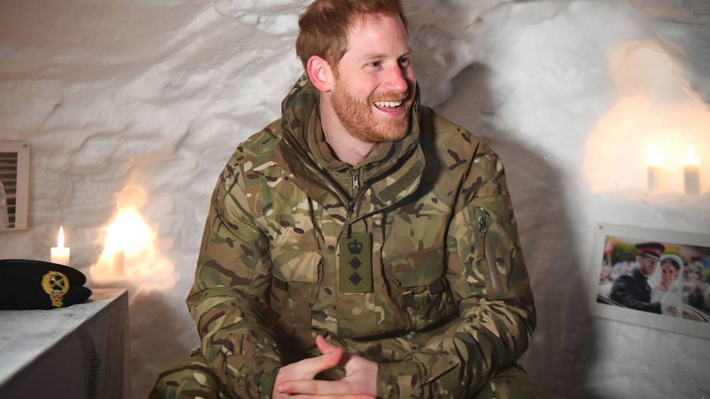El príncipe Harry, durante una visita a tropas militares en el Círculo Polar Ártico. (Getty)