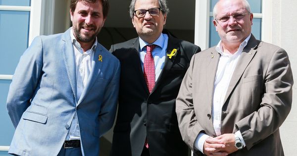 Foto: El presidente de la Generalitat, Quim Torra (c), posa junto a los exconsellers Antoni Comín (i) y Lluis Puig durante el encuentro que mantuvieron en Waterloo. (EFE)