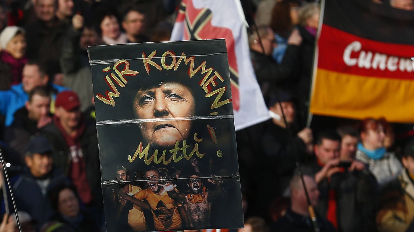 Simpatizantes del movimiento islamófobo Pegida durante una protesta contra Merkel, en Dresden. (Reuters) 