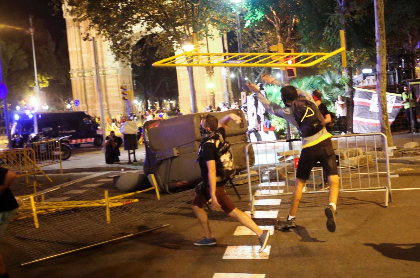 Radicales lanzando vallas a la policía. (Reuters)