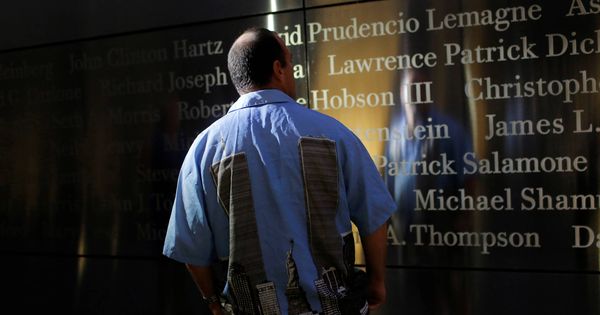 Foto: Steven Monetti Jr. lee los nombres de las víctimas en el Empty Sky memorial en el 15º aniversario de los ataques del 11-S. (Reuters)