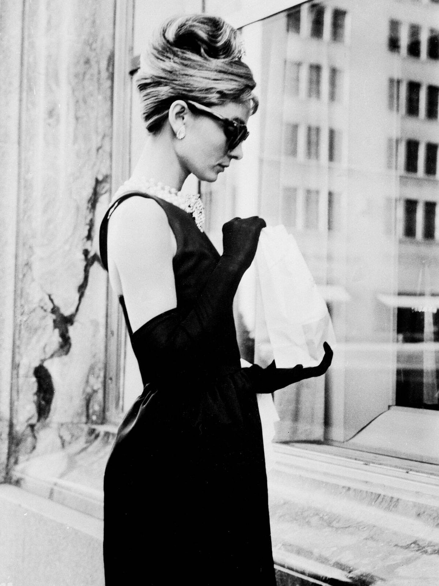 Audrey Hepburn frente al escaparate de Tiffany's. (Getty)