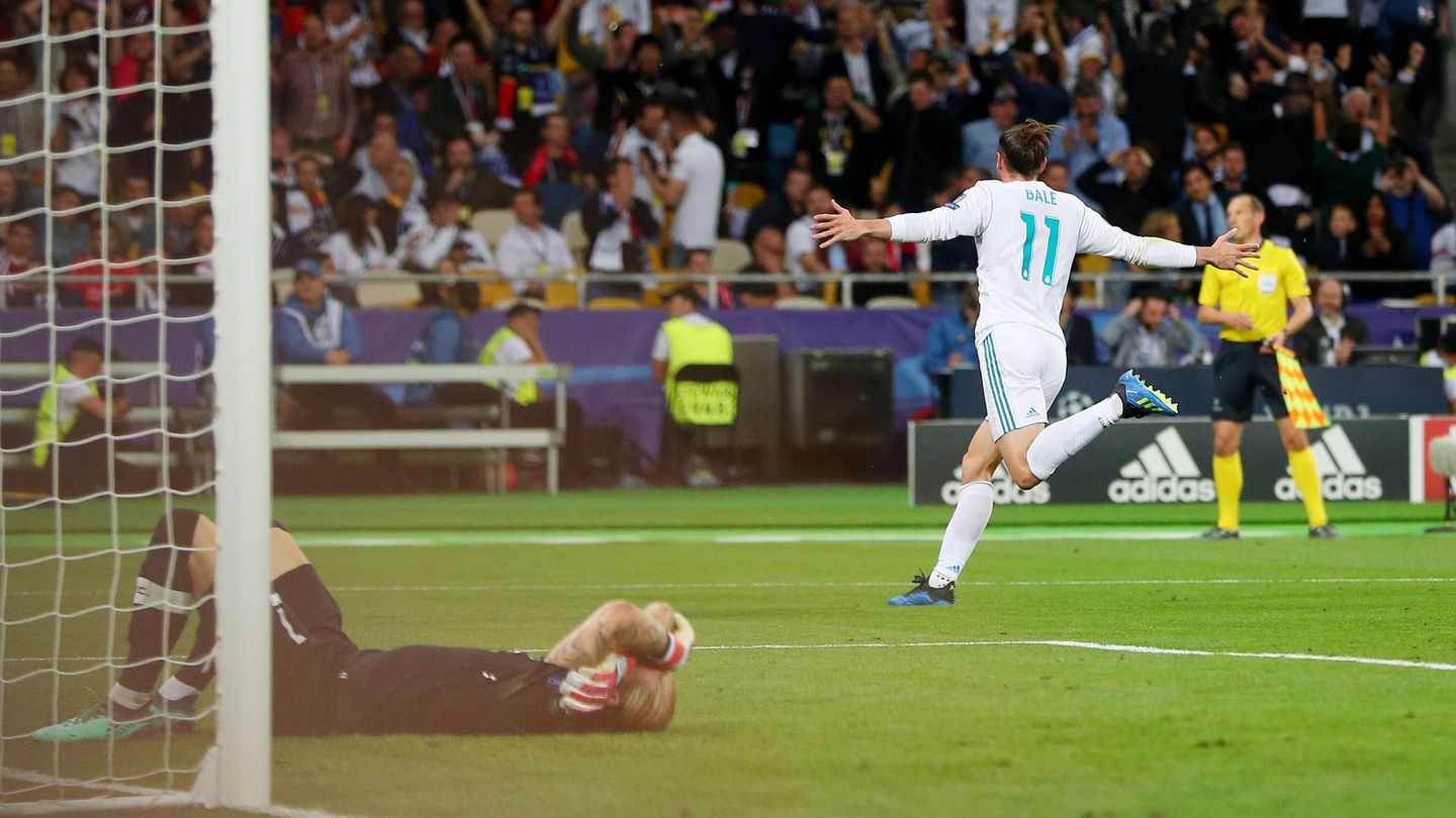 Karius se lamenta mientras Bale celebra su gol. (Reuters)