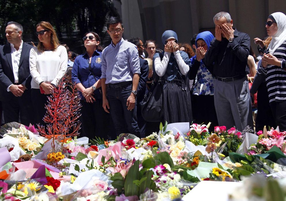Foto: Miembros de la comunidad musulmana de Sidney rezan ante el Café Lindt, escenario del trágico secuestro (Reuters).