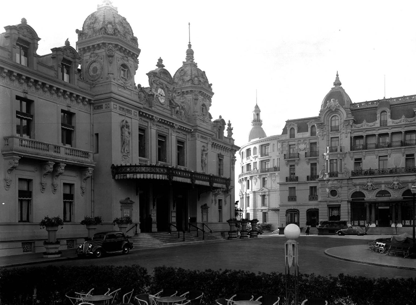 El famoso casino de Montecarlo en 1931 (izquierda) junto al Hotel de París.