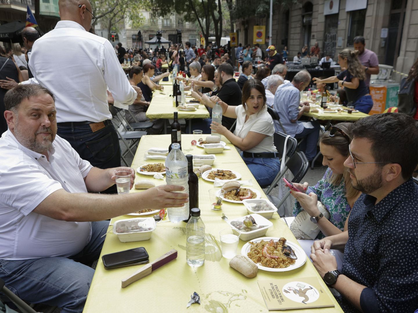 El presidente de la Generalitat, Pere Aragonès, y el presidente de ERC, Oriol Junqueras, participan en la comida popular por la Diada. (EFE/Quique García)