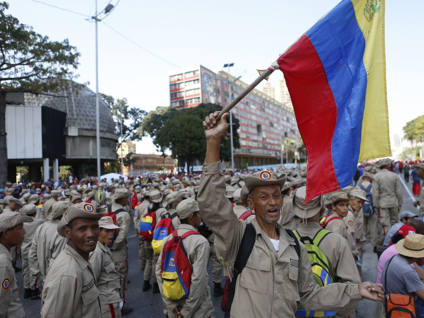 Simpatizantes del presidente Nicolás Maduro participan en la marcha de apoyo. (EFE)
