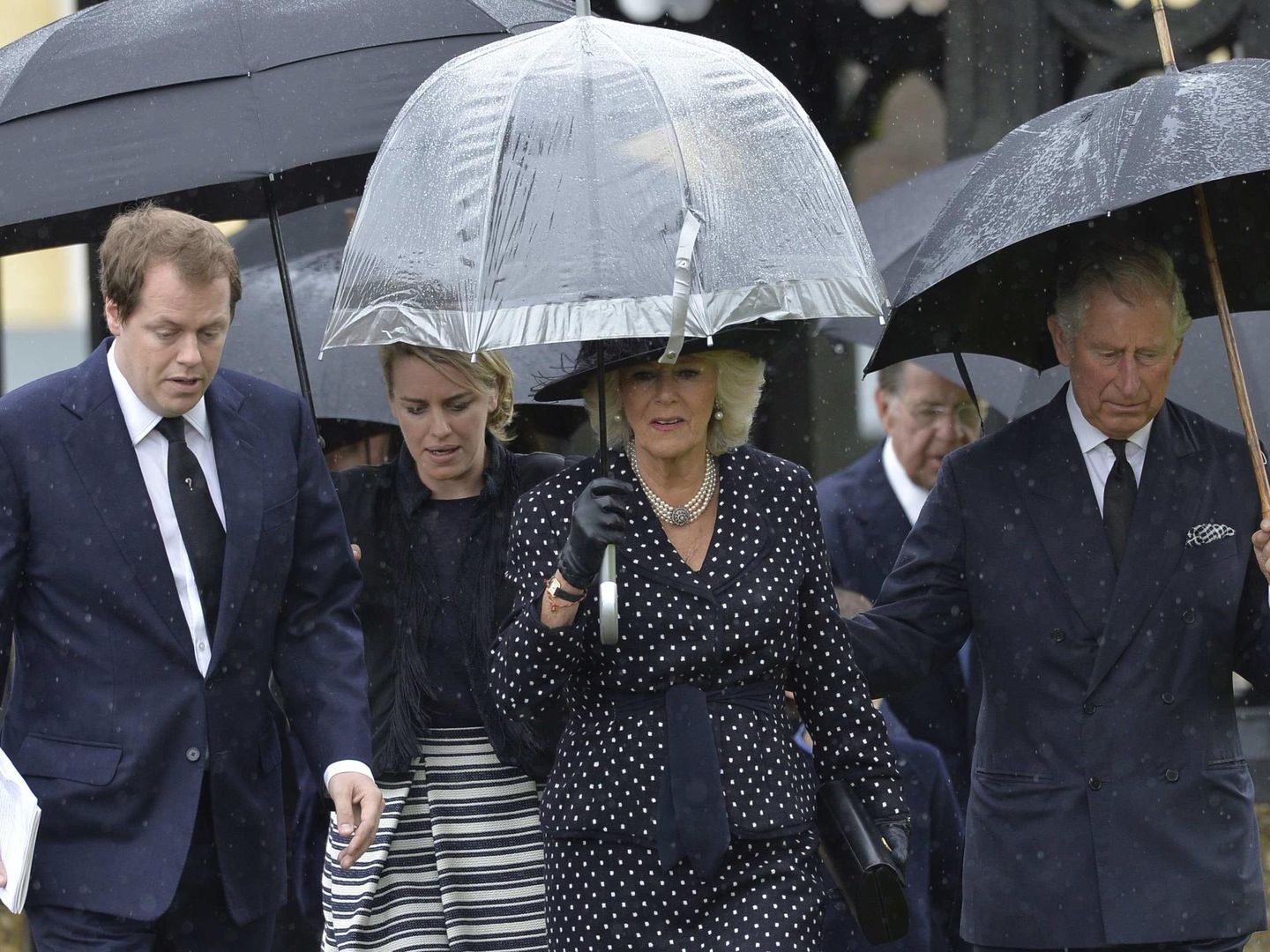 Carlos de Inglaterra y Camilla Parker Bowles con los dos hijos de esta, Tom Parker Bowles y Laura Lopes, en una imagen de archivo. (Reuters)