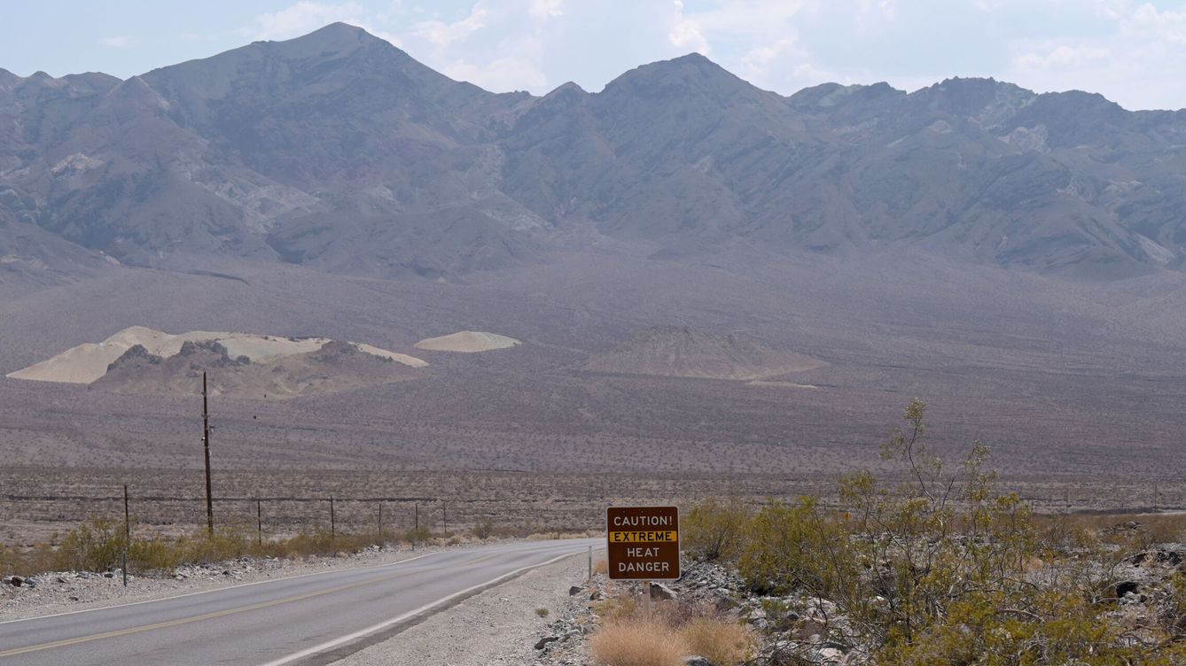 Foto: Un cartel advierte del peligro de calor extremo en el Valle de la Muerte. (Reuters)