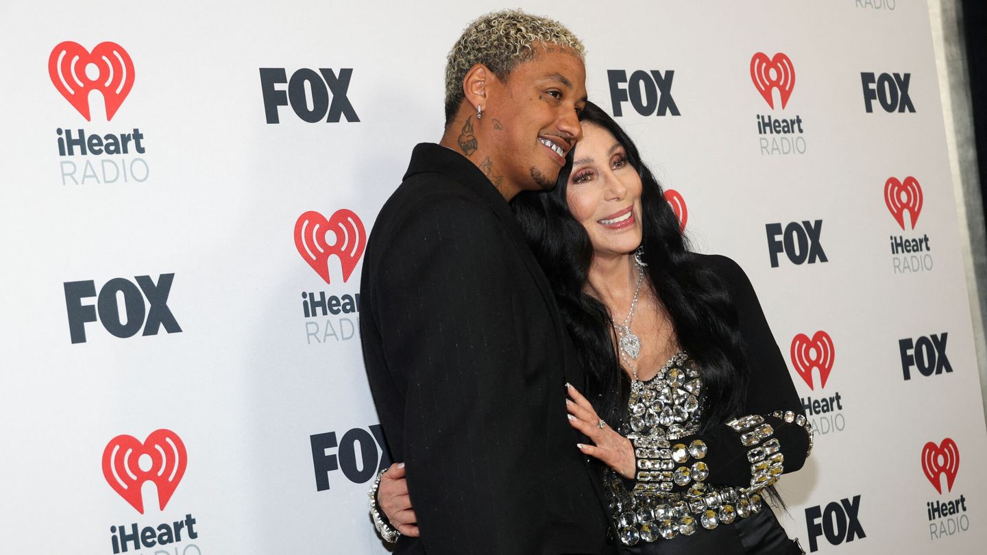 Cher aparece sonriente junto al rapero Alexander Edwards. (Europa Press)