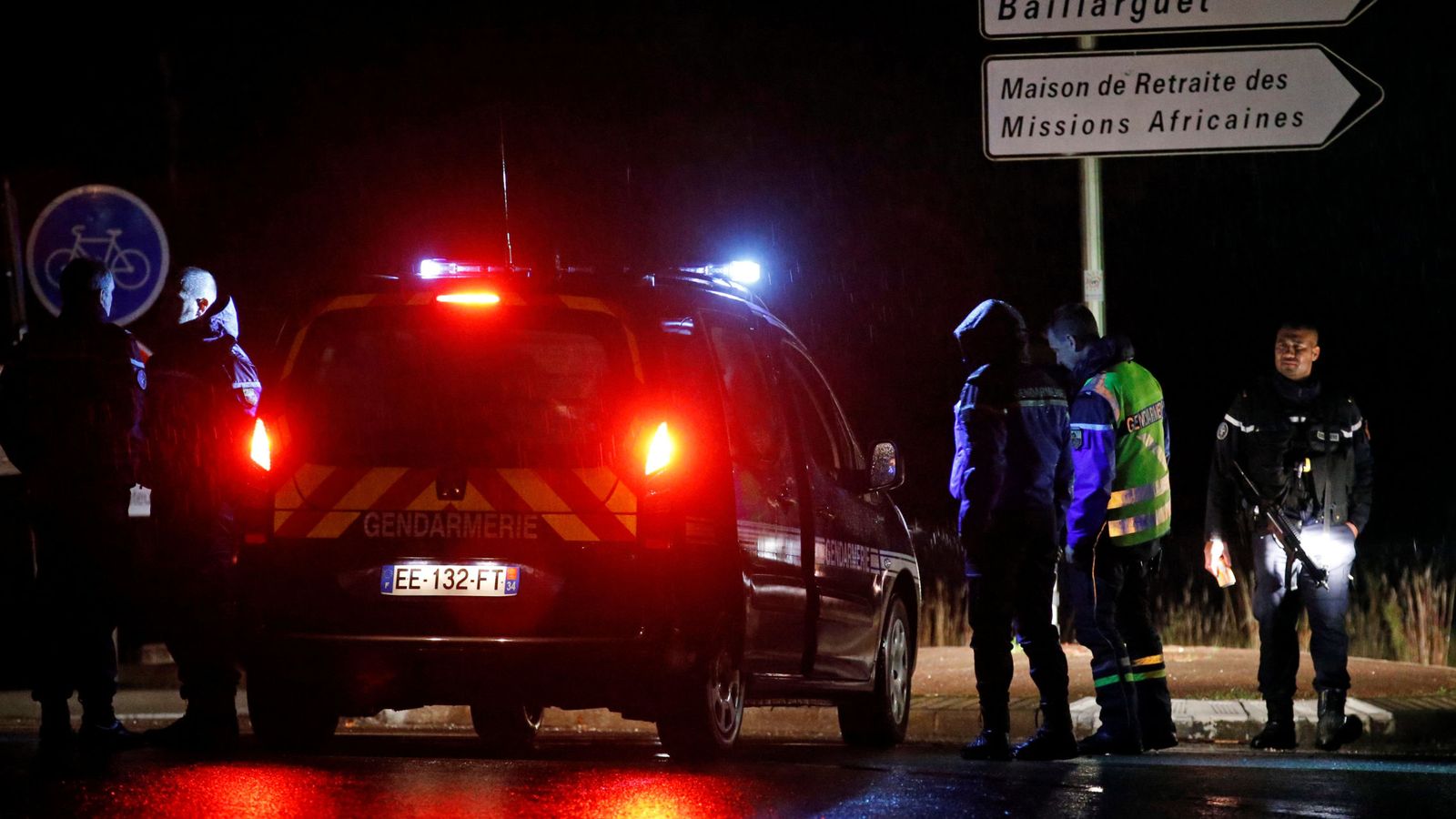 Foto: Los gendarmes hacen guardia tras el ataque. (Reuters)