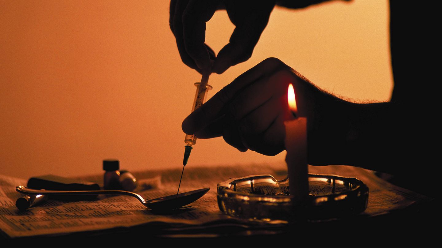 Un heroinómano prepara una dosis en un lugar indeterminado de EEUU (Roy Morsch, Corbis).