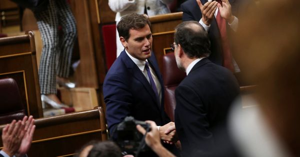 Foto: Albert Rivera felicita a Mariano Rajoy tras su reelección como presidente del Gobierno, el 29 de octubre de 2016 en el Congreso. (Reuters)