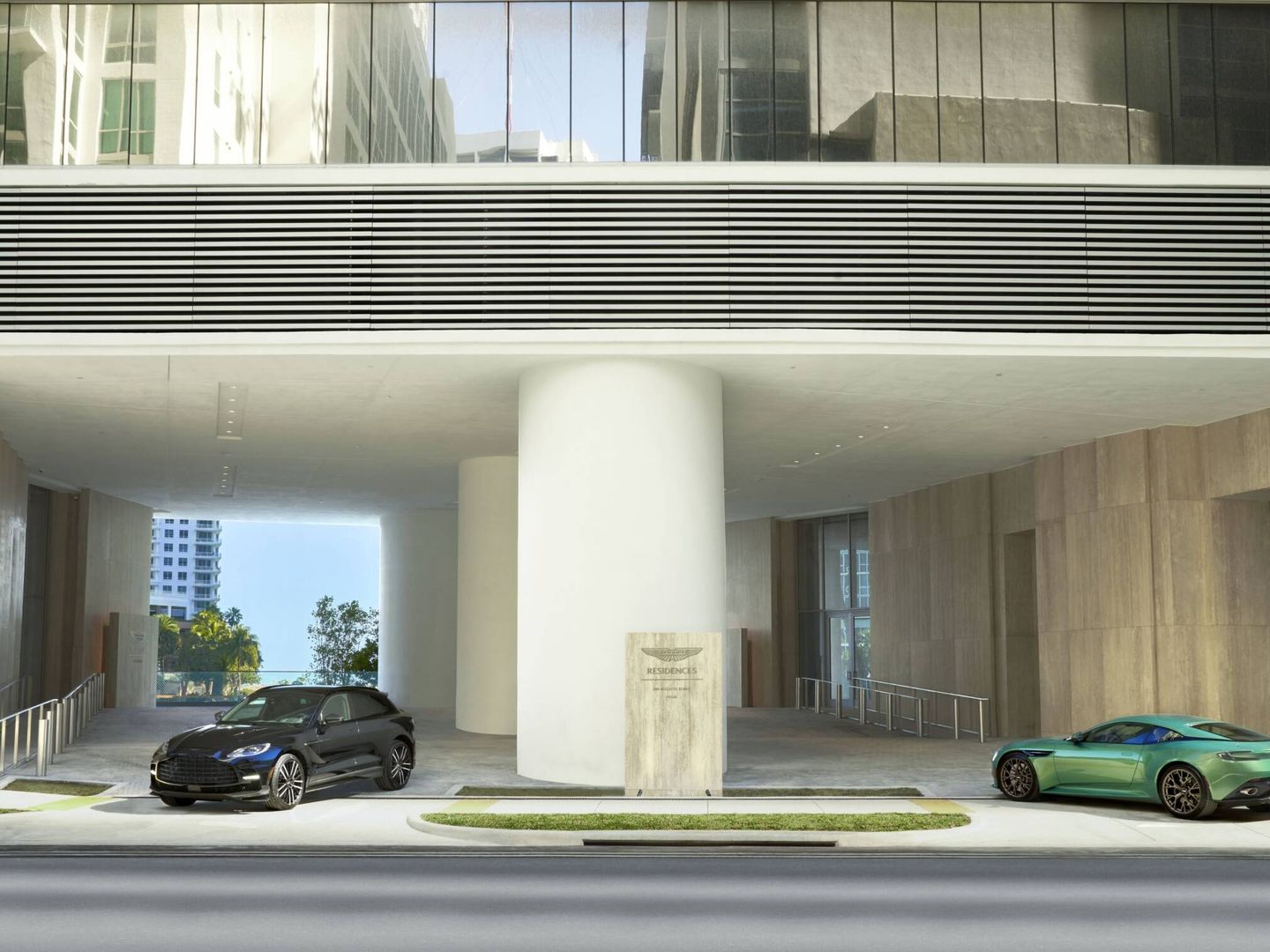 Según Aston Martin, uno de cada ocho compradores de uno de sus pisos tiene un coche de la marca.
