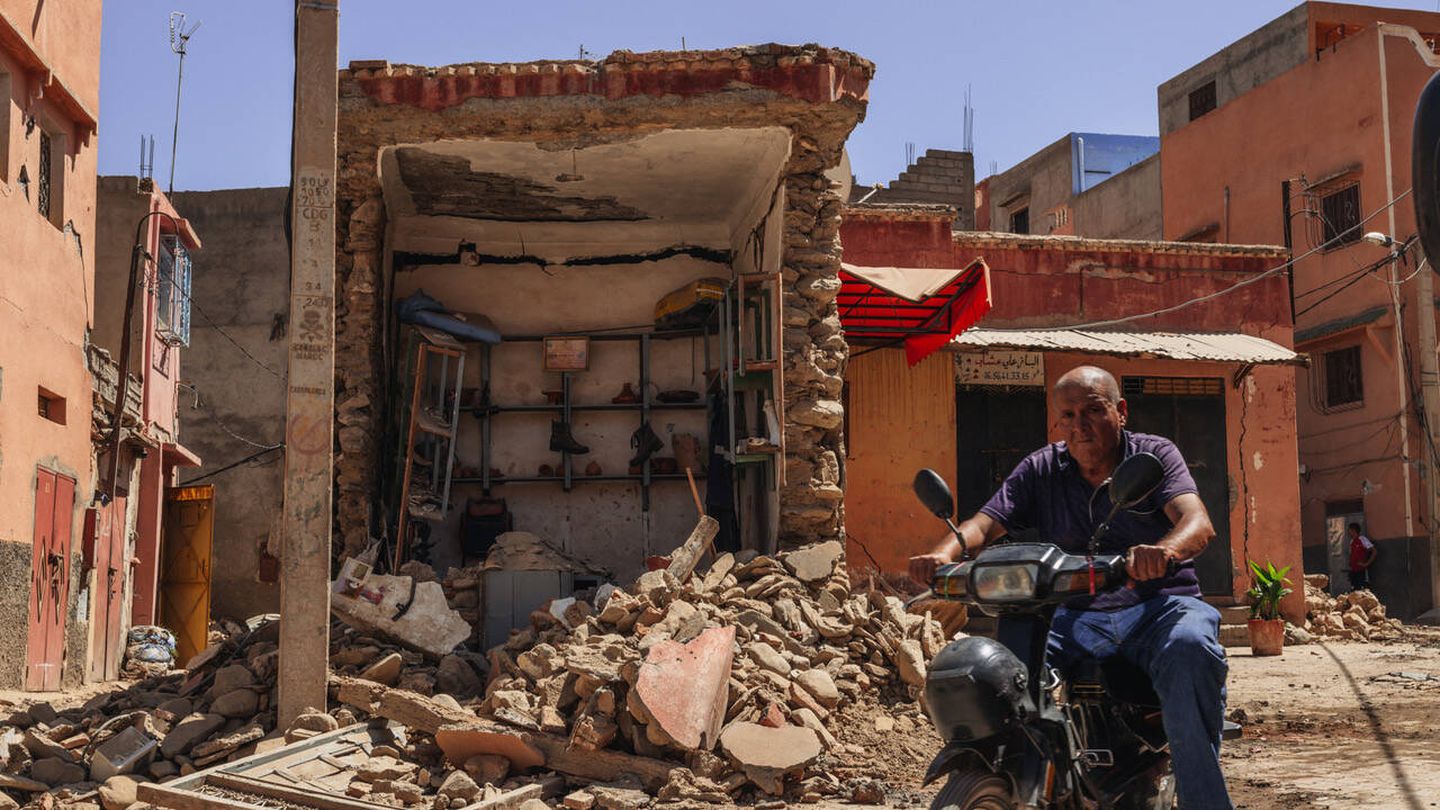 Un hombre en moto delante de uno de los edificios derribados. (Francisco Sarrio Volpi)
