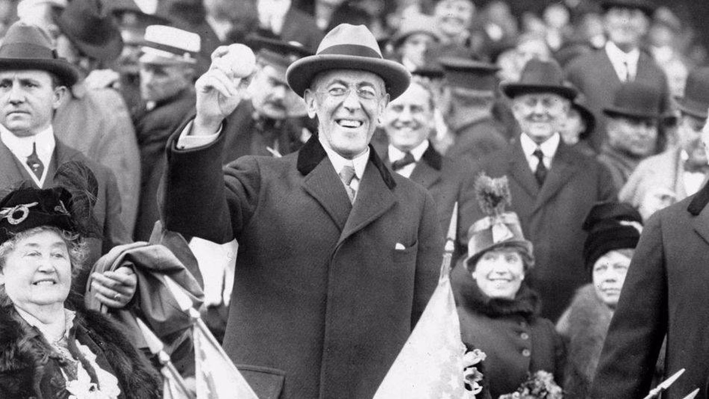 El presidente Woodrow Wilson realiza el lanzamiento inaugural en un partido en Washington