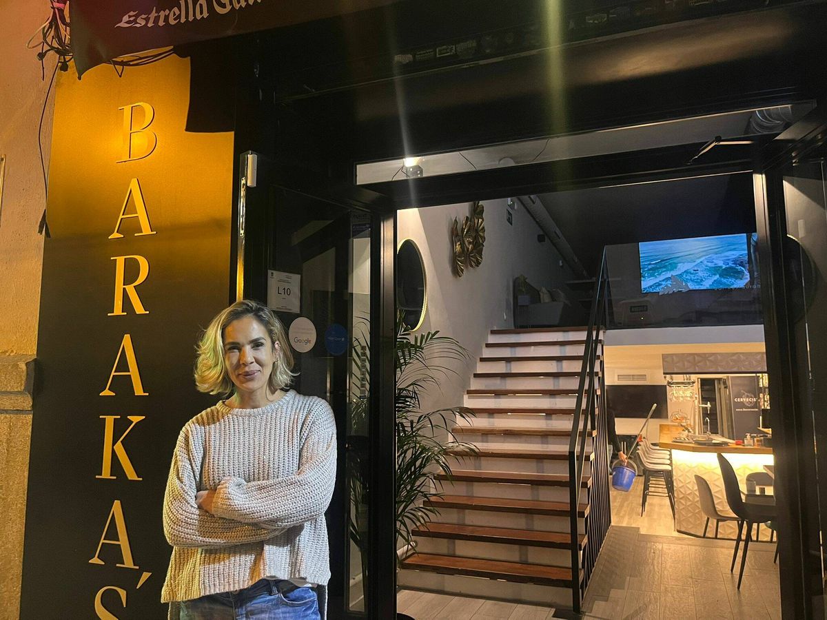 Foto: Nabila frente a su negocio en la calle Ferraz. (A.Farnós)