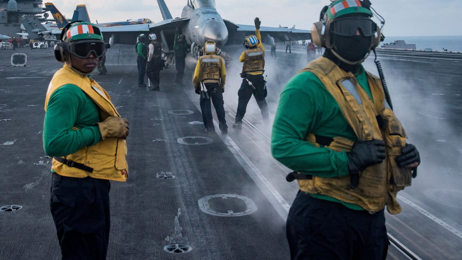 Foto: Tripulantes del portaaviones USS Carl Vinson se preparan para el despegue de un caza F-18, el pasado 8 de abril. (Reuters)  