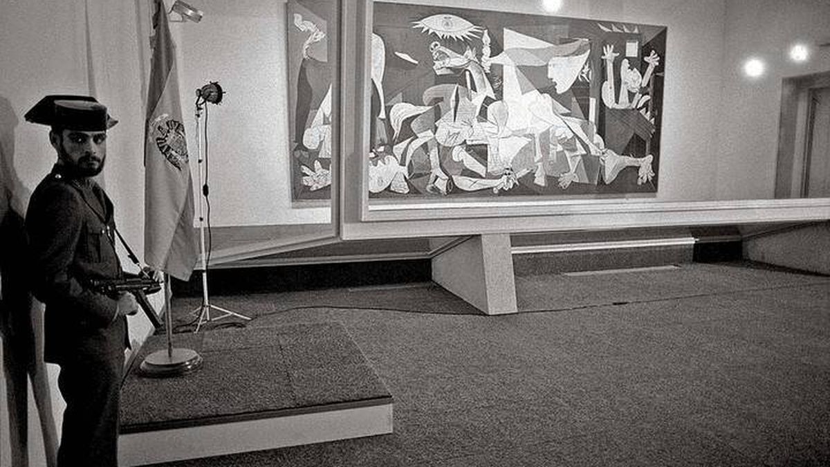 Cristal antibalas y guardias civiles: 40 años del rocambolesco regreso del 'Guernica'