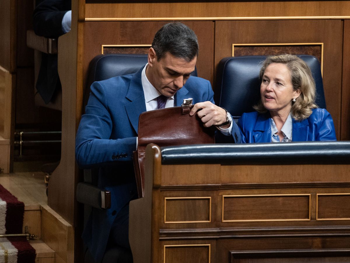Foto:  Pedro Sánchez junto a Nadia Calviño en la sesión de investidura. (Europa Press/Alejandro Martínez Vélez)
