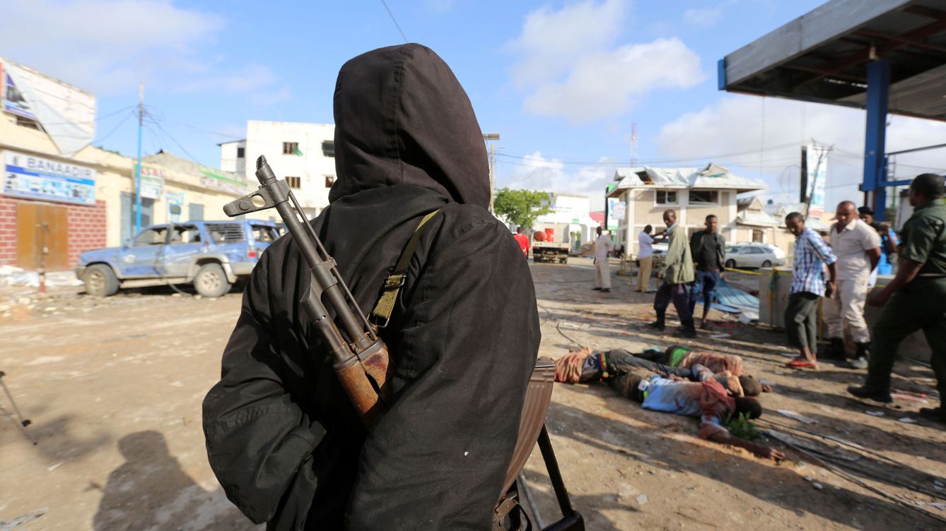 Foto: Un soldado somalí mira los cadáveres de presuntos militantes de Al Shabaab abatidos durante un ataque suicida frente al hotel Nasahablood en Mogadiscio, en junio de 2016. (Reuters)