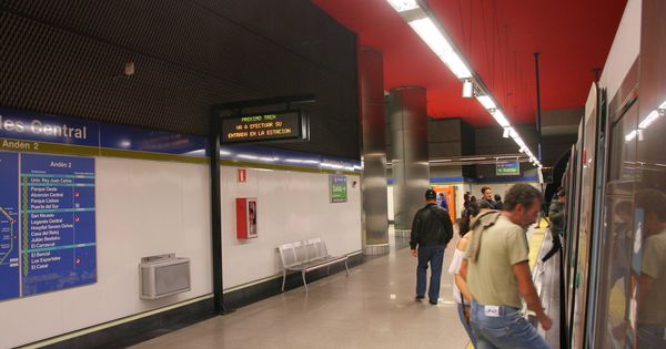 Foto: Imagen de la estación de metro de Móstoles Central, donde puede apreciarse a los nativos de la localidad haciendo cosas de mostoleños. (CC/Draceane)