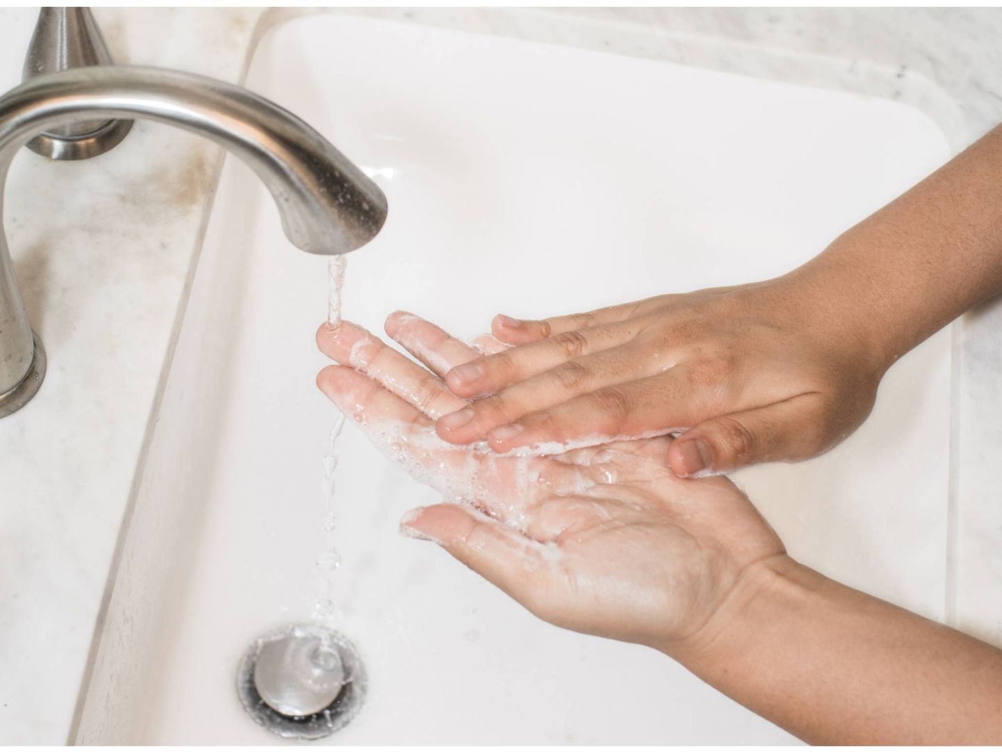 Lava tus manos. (Curology para Unsplash)