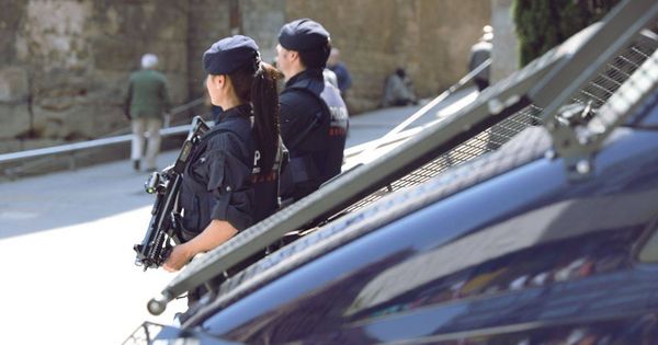 Foto: Dos agentes de los Mossos, en una calle en Barcelona.