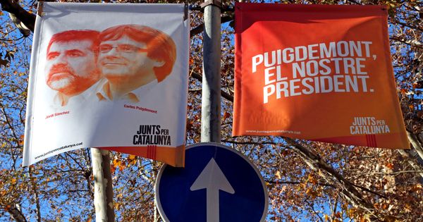 Foto: Carteles de campaña de la candidatura de Puigdemont. (Reuters)