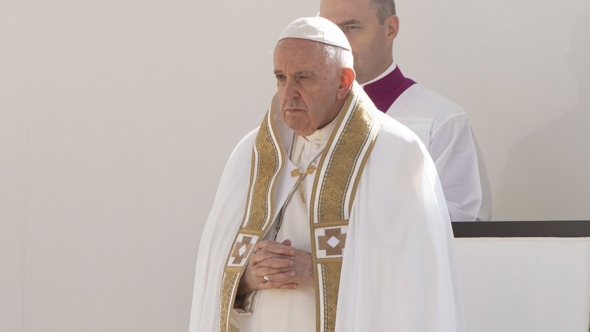 El papa Francisco visita la tumba del primer pontífice que renunció y saltan las alarmas