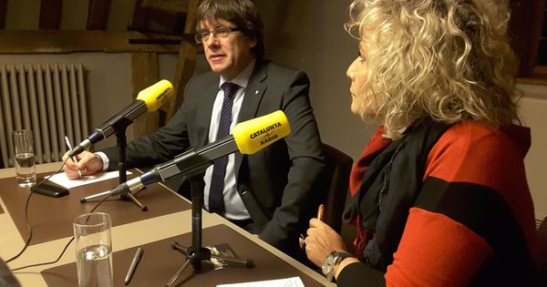 Foto: La periodista Mònica Terribas entrevista a Carles Puigdemont en Catalunya Ràdio