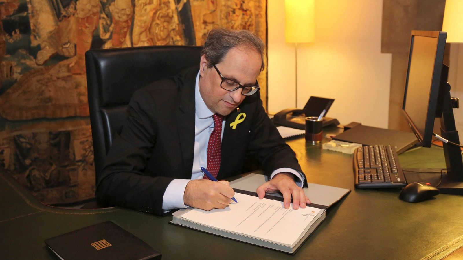 Foto: Fotografía facilitada por la Generalitat del 'president', Quim Torra, firmando hoy un nuevo decreto de nombramiento de los 'consellers'. (EFE)