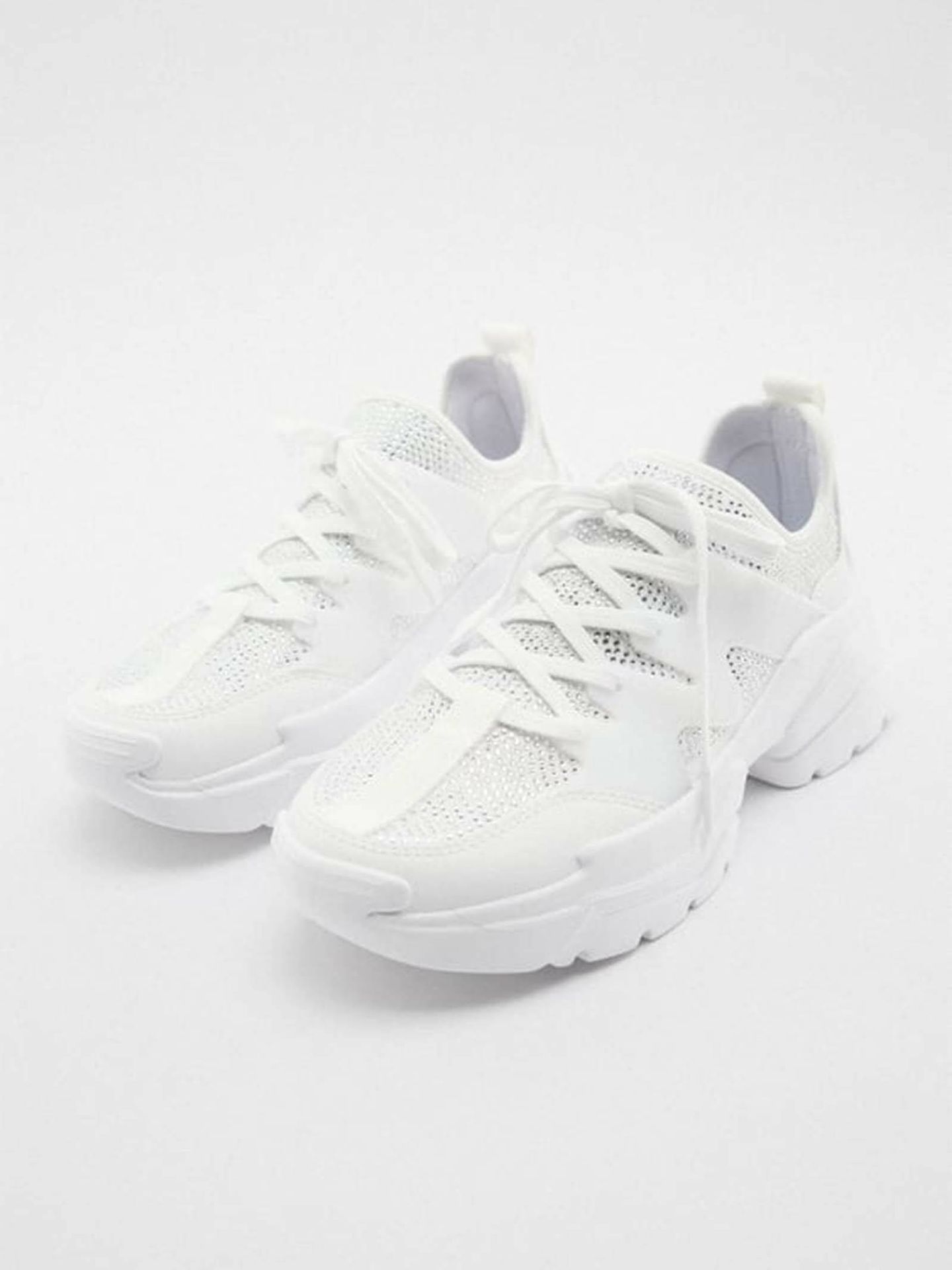 5 zapatillas de deporte blancas por menos de 50 euros. (Zara/Cortesía)