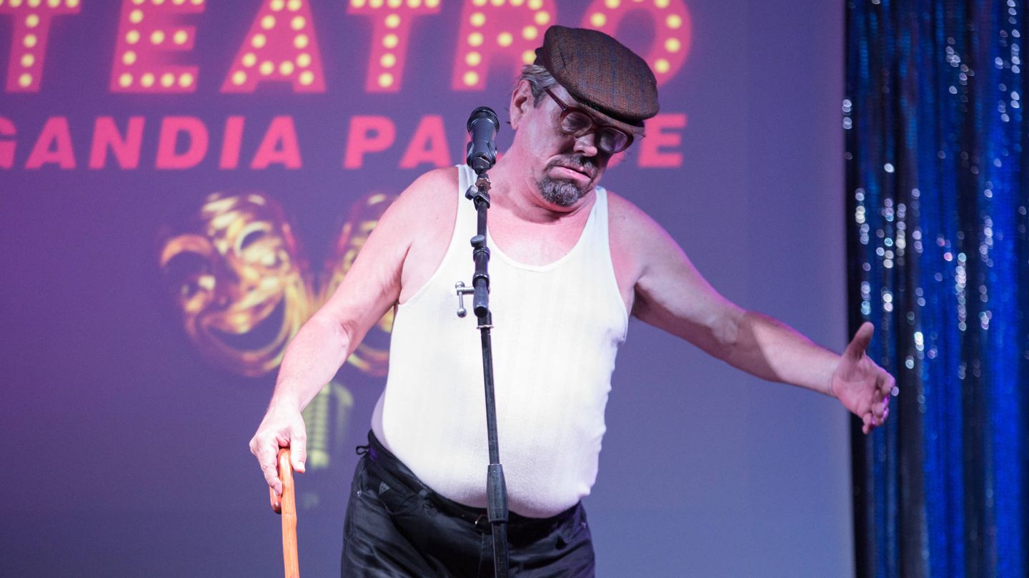 Juan Muñoz imita a un anciano durante su espectáculo.