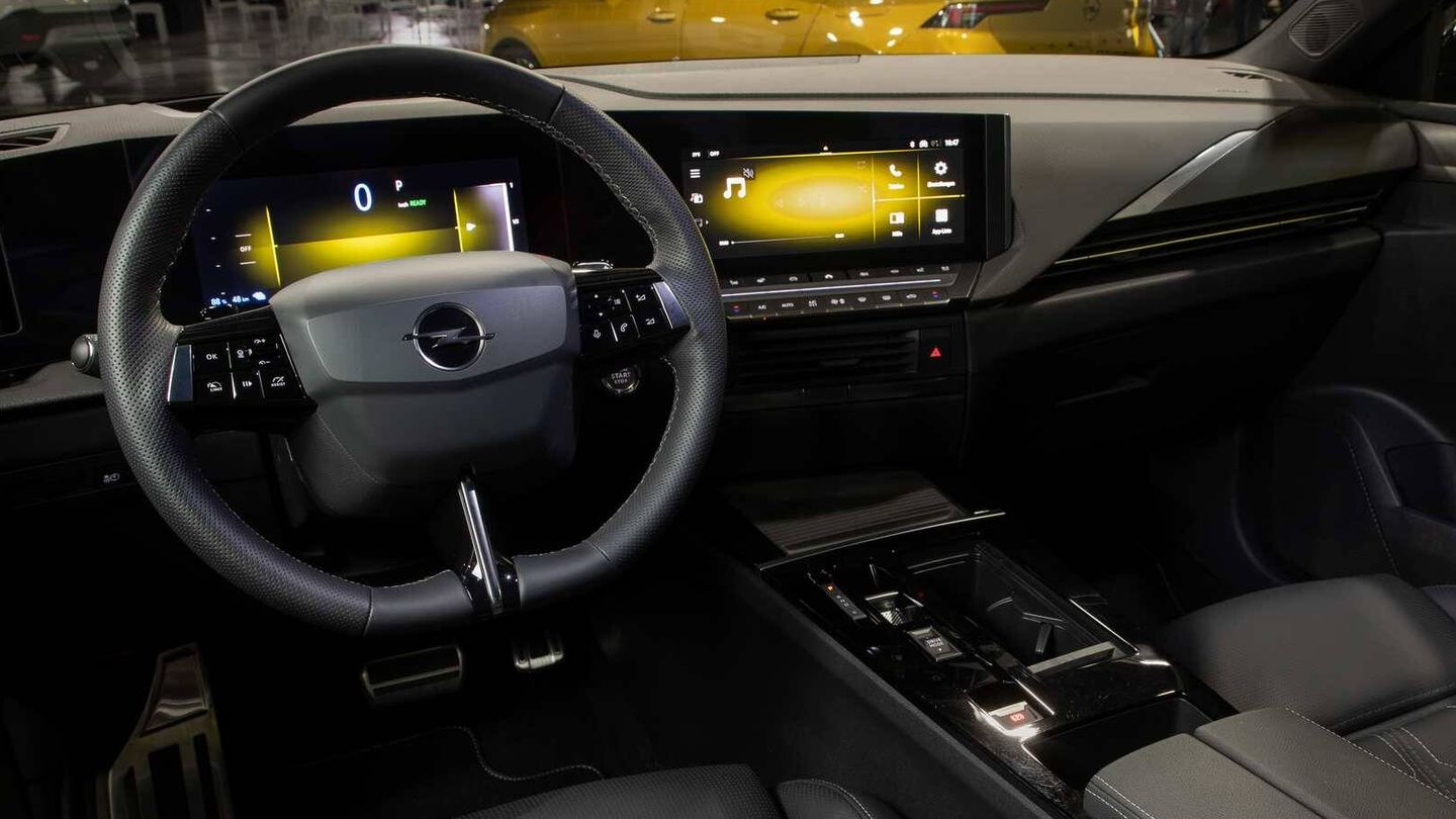 El puesto de conducción integra la doble pantalla de 10 pulgadas, que Opel denomina Pure Panel. 