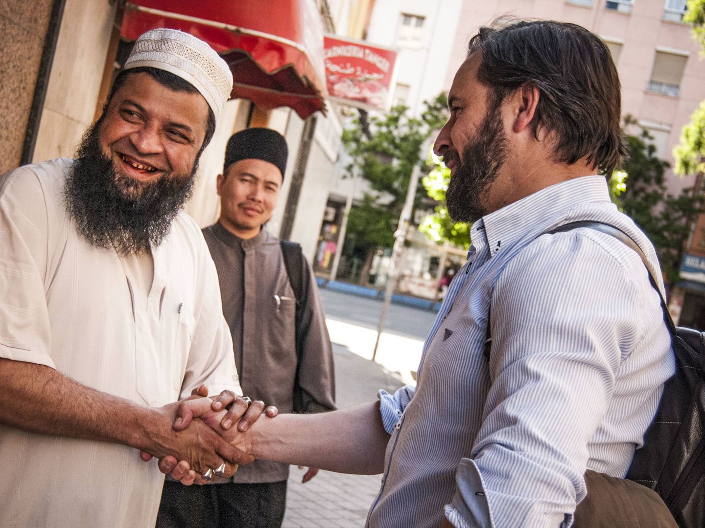 Abascal saluda a un bangladesí a las puertas de una mezquita en Madrid. (Carmen Castellón)