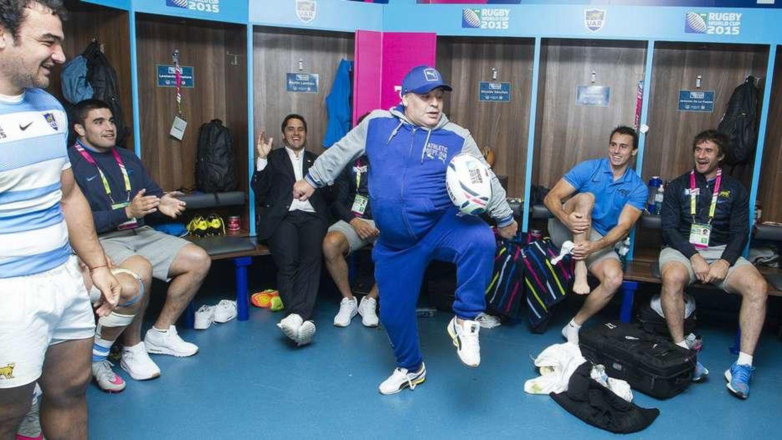 Foto: Maradona, dando toque al oval en el vestuario de argentina.