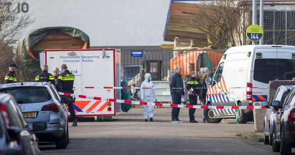 Foto: Policías investigan el asesinato de Reduan B., de 41 años, en el Tt. Melissaweg en Ámsterdam. (EFE)