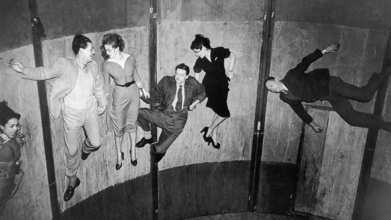 Foto: Jóvenes disfrutan de una atracción en Londres, 1950. (Getty Images/Hulton Archive)