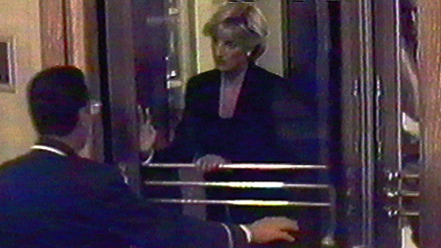 La princesa Diana de Gales saliendo del hotel Ritz de París. (Cámara seguridad)