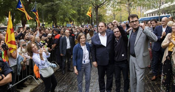 Foto: El secretario general de Economía, Josep Maria Jové, y el secretario general de Hacienda, Lluís Salvadó, ambos detenidos, junto a Junqueras y Forcadell. (EFE) 
