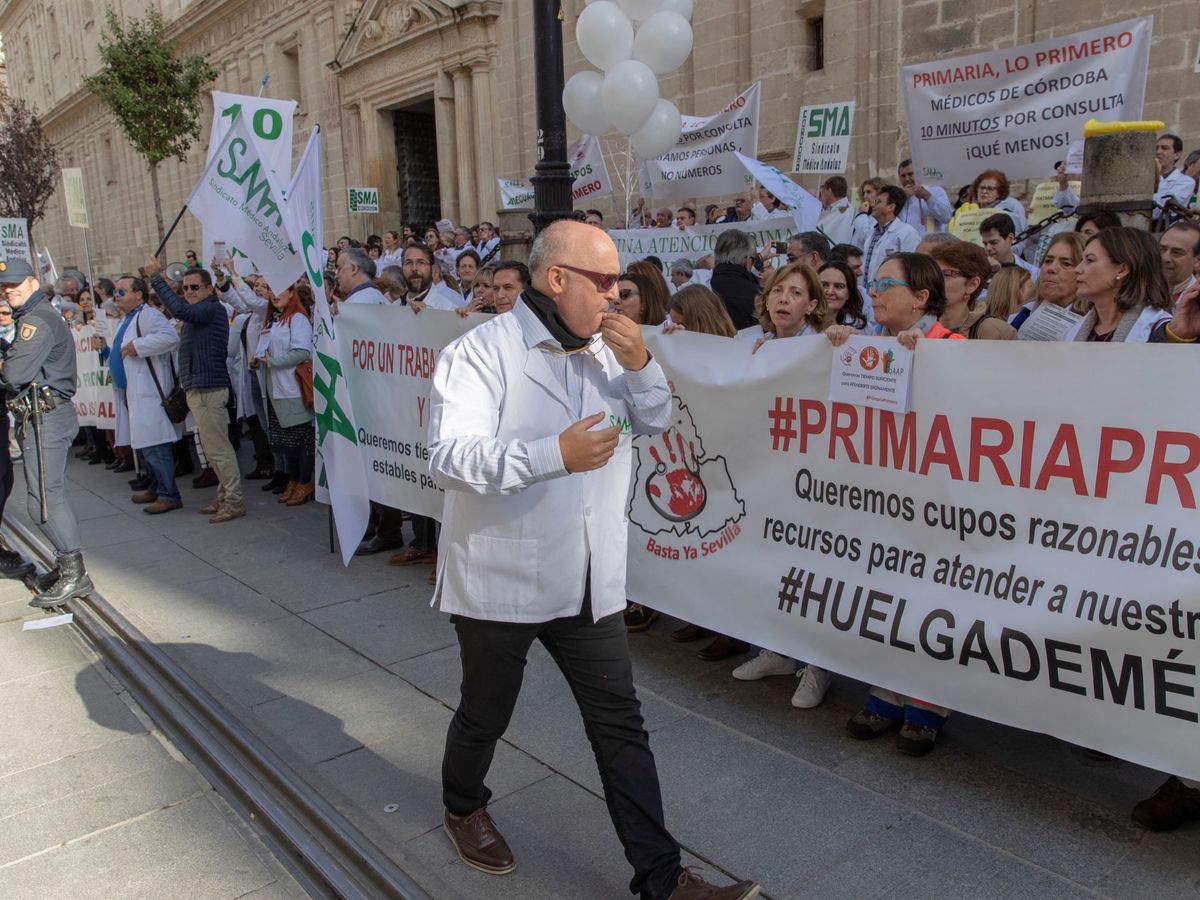 Foto: Manifestación de médicos de atención primaria en Sevilla en noviembre de 2018. (EFE)